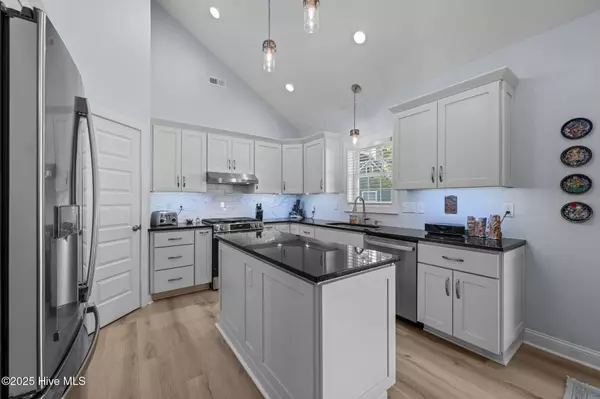 1403 Seafarer DR, Oriental, NC 28571