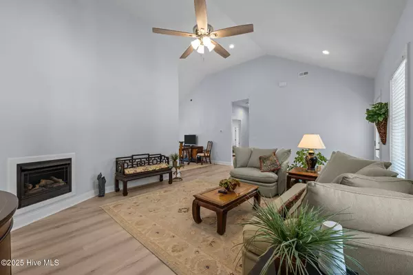 1403 Seafarer DR, Oriental, NC 28571