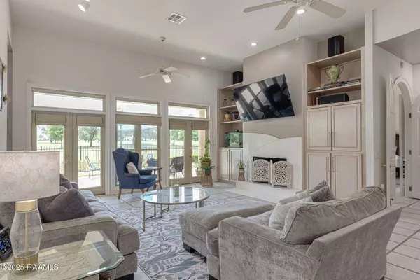 102 Capilano LN, Broussard, LA 70518