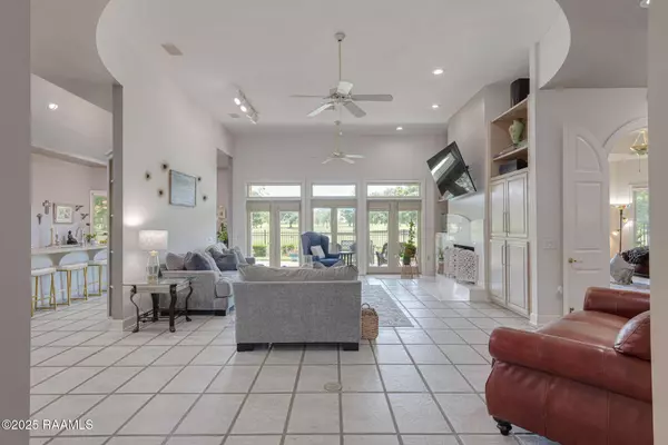 102 Capilano LN, Broussard, LA 70518