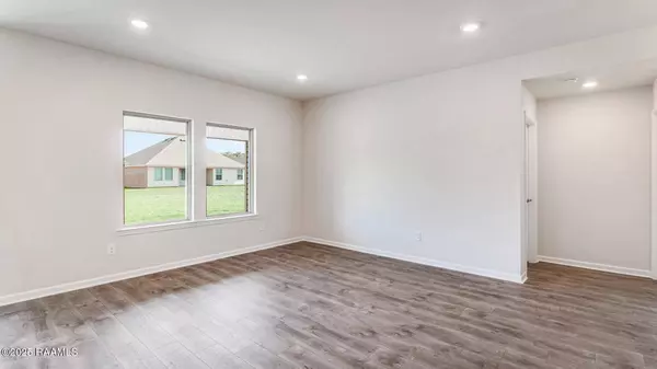 102 Broussard Hill DR, Broussard, LA 70518