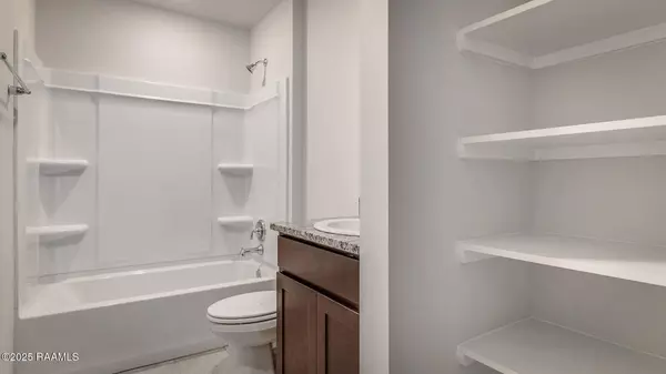 102 Broussard Hill DR, Broussard, LA 70518