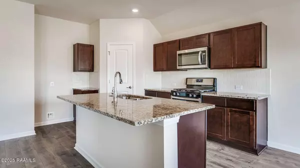 102 Broussard Hill DR, Broussard, LA 70518