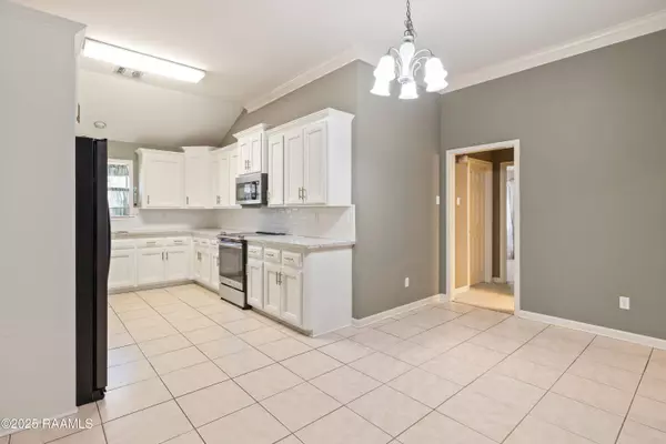 144 Wild Rose LN, Youngsville, LA 70592