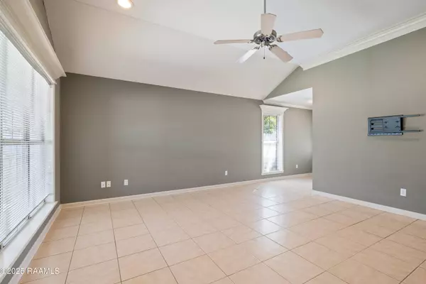 144 Wild Rose LN, Youngsville, LA 70592