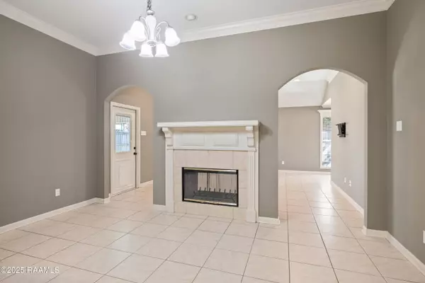 144 Wild Rose LN, Youngsville, LA 70592