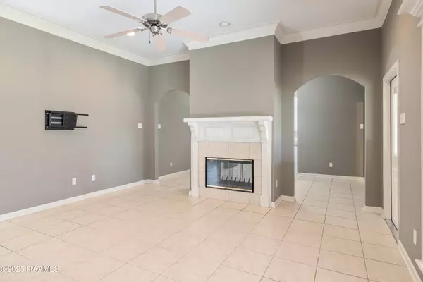 144 Wild Rose LN, Youngsville, LA 70592