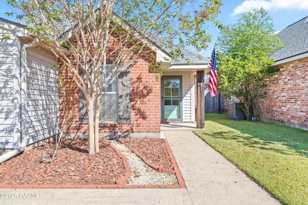 144 Wild Rose LN, Youngsville, LA 70592