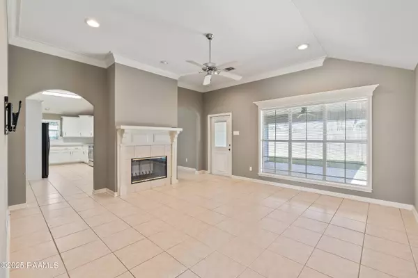 144 Wild Rose LN, Youngsville, LA 70592