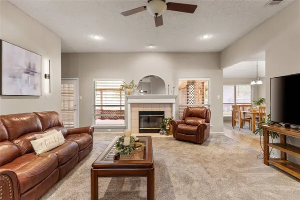 817 Amber Drive, Saginaw, TX 76179