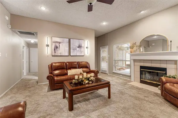 817 Amber Drive, Saginaw, TX 76179