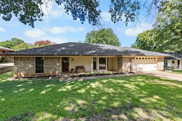 827 Yellowstone Drive, Grapevine, TX 76051