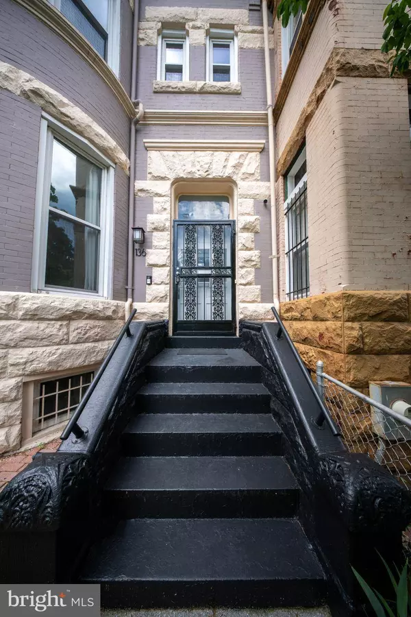 136 R ST NE, Washington, DC 20002