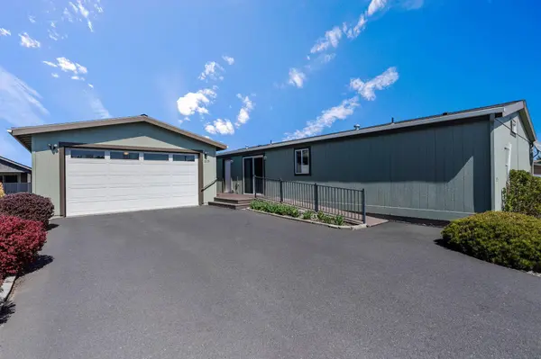 2535 Evening Primrose LN, Redmond, OR 97756