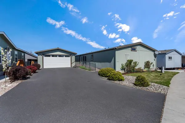 2535 Evening Primrose LN, Redmond, OR 97756