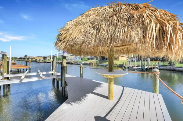 Southwest Florida lifestyle — beaches, boating, and local culture in Cape Coral and Fort Myers.