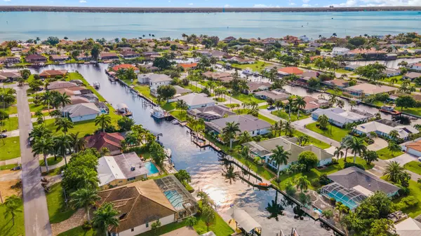 Aerial view of Cape Coral’s Gulf-access canals, showing boat-friendly waterways and waterfront homes.
