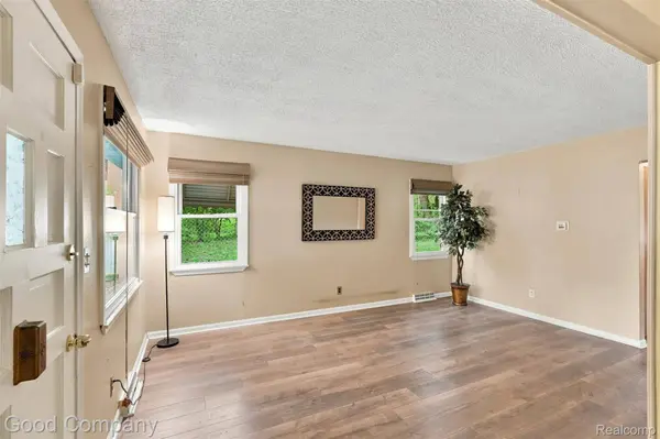 137 W Longfellow AVE, Pontiac, MI 48340