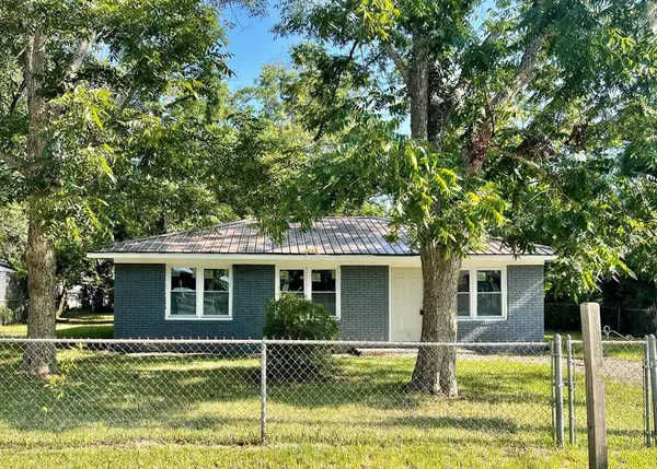 17 Young St, Hazlehurst, GA 31539