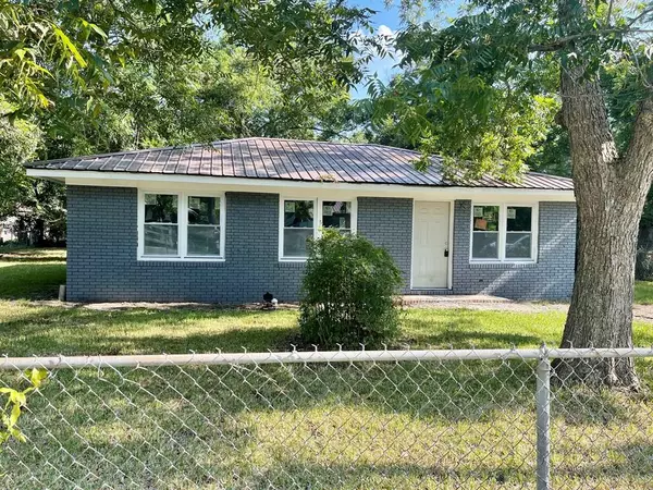 17 Young St, Hazlehurst, GA 31539