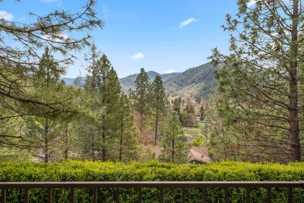 409 Valley View DR, Rogue River, OR 97537