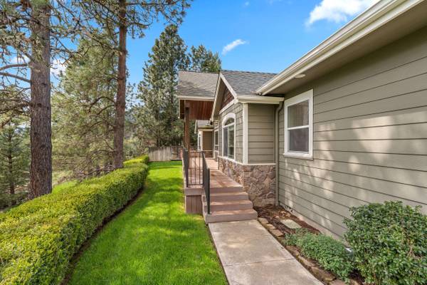 409 Valley View DR, Rogue River, OR 97537