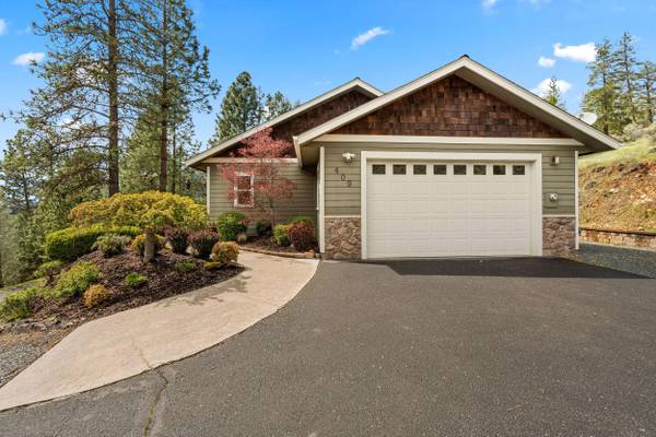 409 Valley View DR, Rogue River, OR 97537