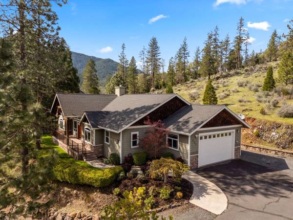 409 Valley View DR, Rogue River, OR 97537