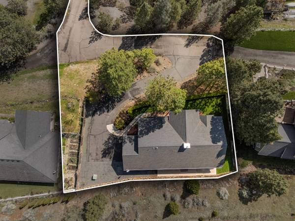 409 Valley View DR, Rogue River, OR 97537