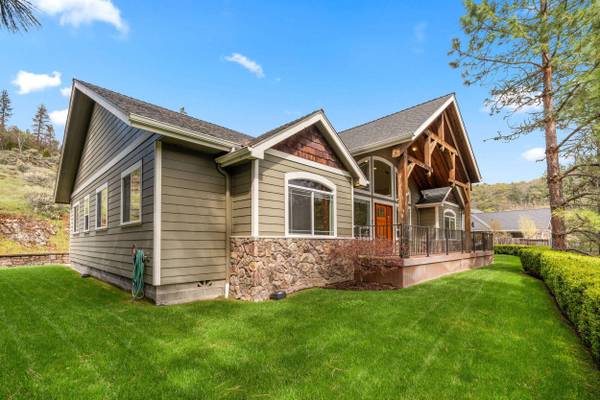 409 Valley View DR, Rogue River, OR 97537