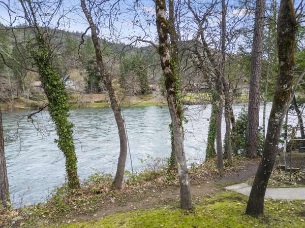 22292 Highway 62, Shady Cove, OR 97539