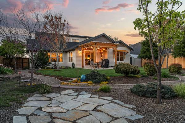 105 Huntley LN, Phoenix, OR 97535