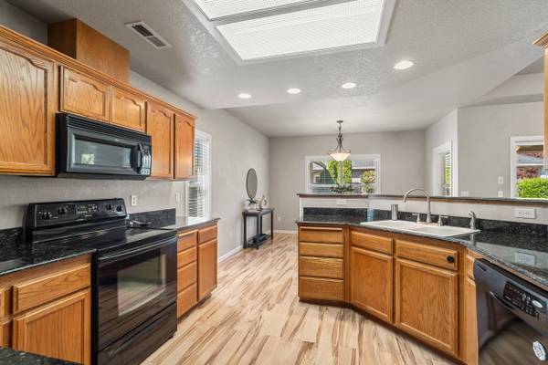 902 Crystal DR, Eagle Point, OR 97524