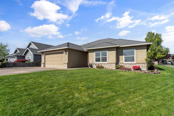 902 Crystal DR, Eagle Point, OR 97524