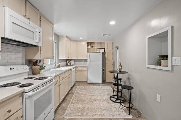 880 3rd ST, Jacksonville, OR 97530