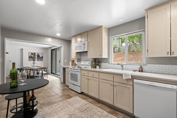 880 3rd ST, Jacksonville, OR 97530