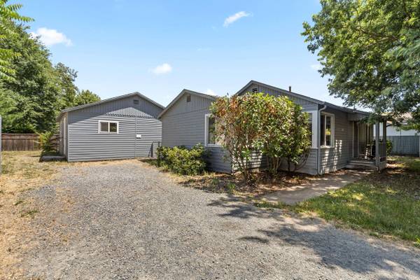 1411 Playford LN, Grants Pass, OR 97527