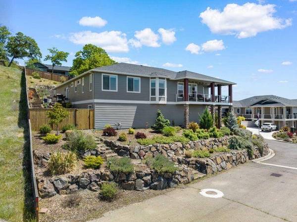 272 Cambridge TER, Eagle Point, OR 97524