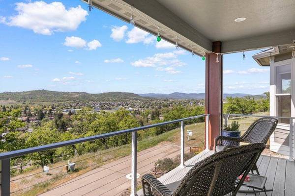 272 Cambridge TER, Eagle Point, OR 97524