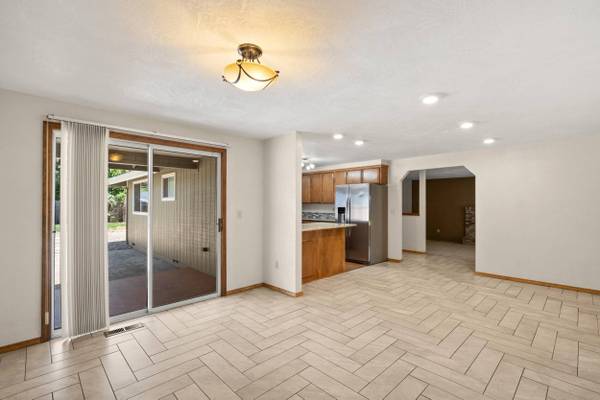 876 Ridgeway CIR, Medford, OR 97504