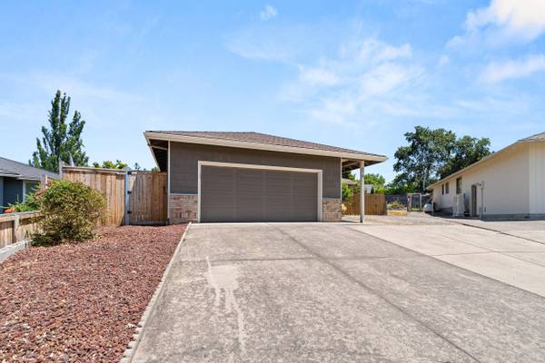 876 Ridgeway CIR, Medford, OR 97504