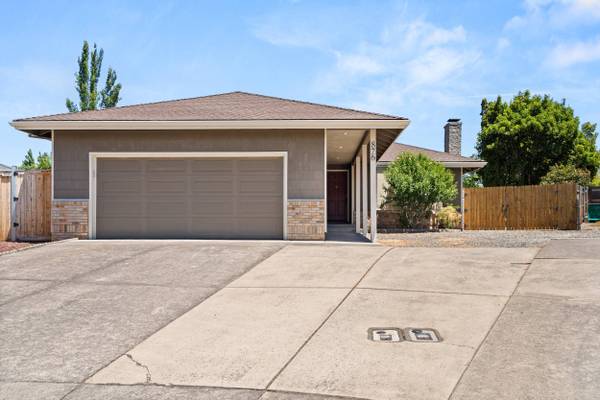 876 Ridgeway CIR, Medford, OR 97504
