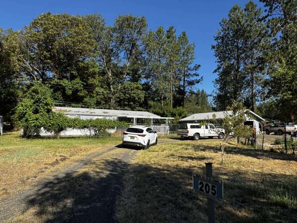 205 Madrone LN, Shady Cove, OR 97539
