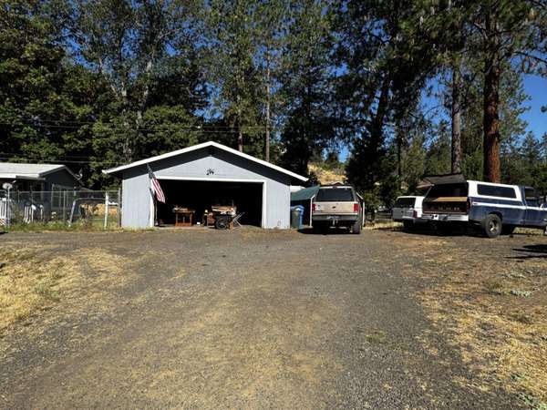 205 Madrone LN, Shady Cove, OR 97539