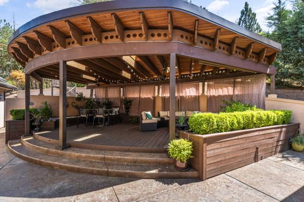 115 Wells Fargo DR, Jacksonville, OR 97530