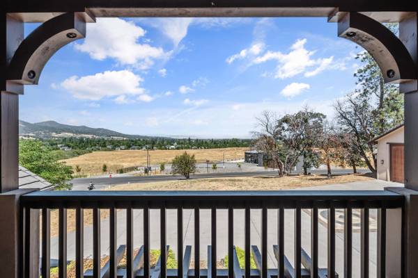 115 Wells Fargo DR, Jacksonville, OR 97530