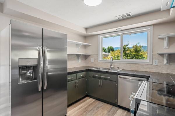 209 Donna WAY, Central Point, OR 97502