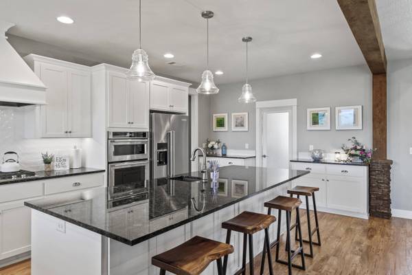 103 Summit DR, Shady Cove, OR 97539