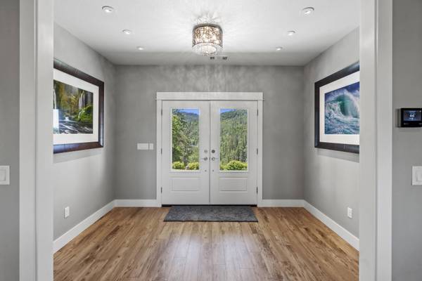 103 Summit DR, Shady Cove, OR 97539