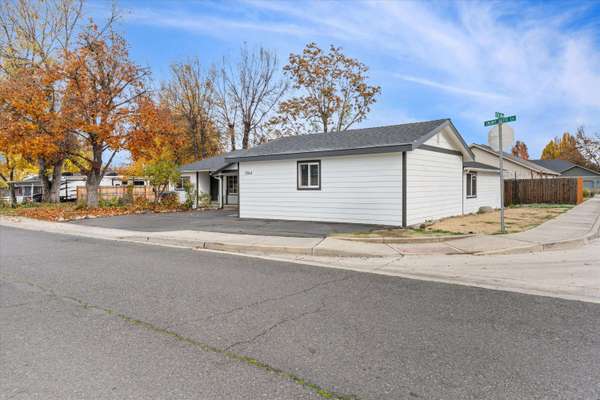 3364 Snowy Butte LN, Central Point, OR 97502